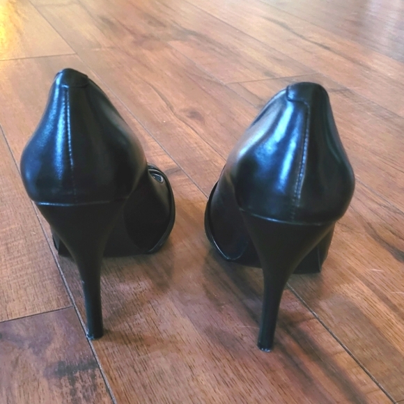 Gianni Bini Black Leather Peep Toe Stilletto Heels - Picture 4 of 5